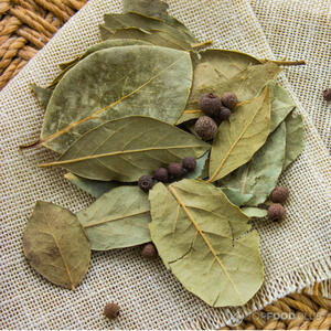 Добавить перец и лавровый лист