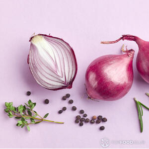 Красный лук помыть и очистить