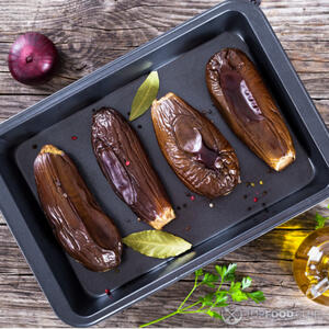 Вынуть запеченные баклажаны из духовки