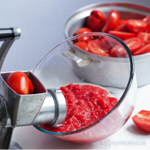 Пропустить помидоры через мясорубку