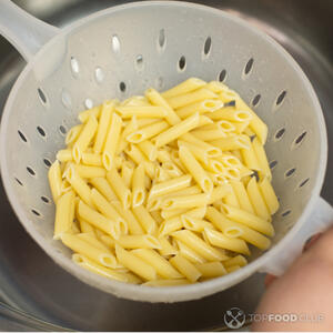 паста в дуршлаге