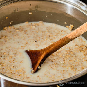 Всыпать овсянку в молоко