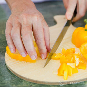 режем желтый перец