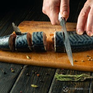 Нарезать скумбрию