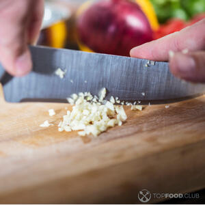 Мелко режем чеснок