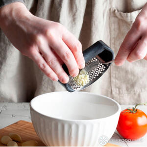 Добавляем чеснок