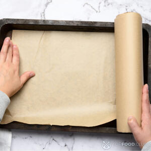 Застелить противень