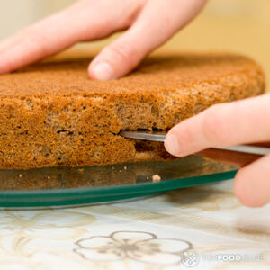 Разрезать бисквит