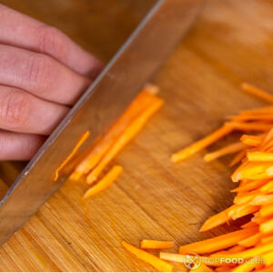 режем мелко морковь