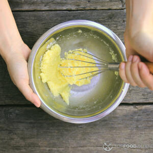 Растереть масло с сахаром