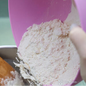 Добавить муку