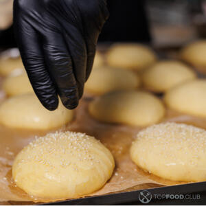 посыпаем кунжутом