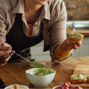 пасту из авокадо положите на хлеб