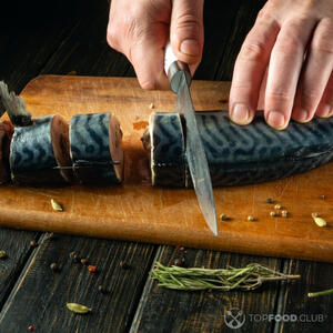 Нарезать скумбрию