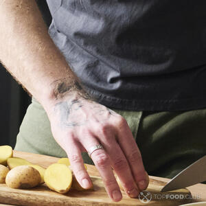 Режет картофель