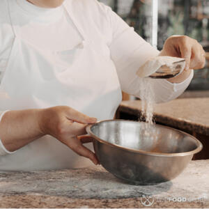 Всыпать муку