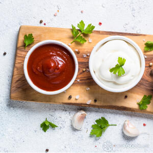 Добавьте соус