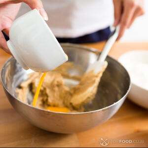 соединить яйца и хлопья