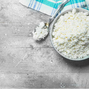 добавить творог