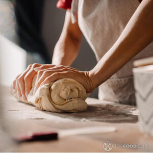 месить тесто