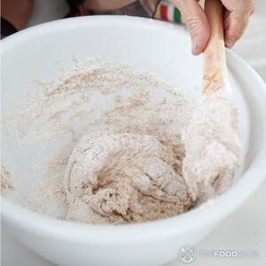 Перемешать тесто