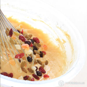 всыпать сухофрукты