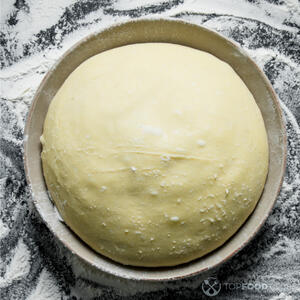 поставить тесто в миску