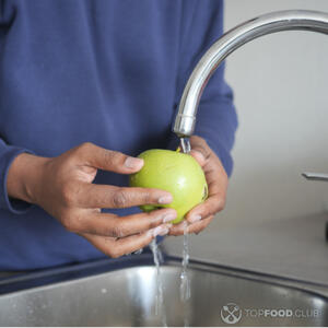Вымыть яблоки