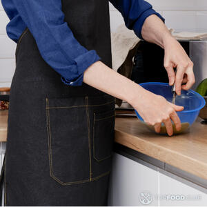 перемешивает сыр