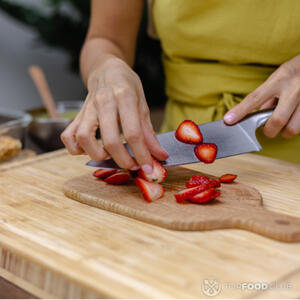 нарезать клубнику