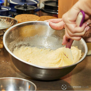 перемешать тесто