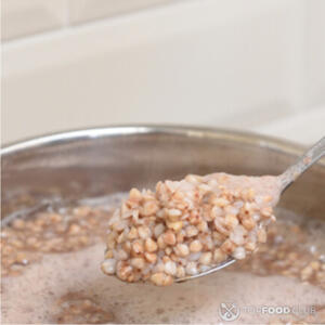 помешать гречневую кашу