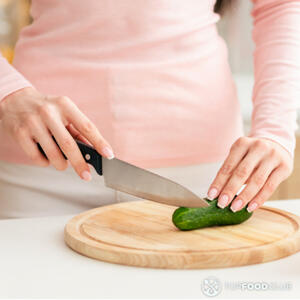 порезать вдоль огурец