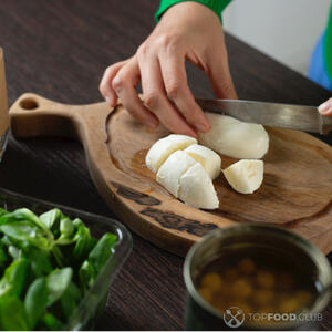 нарежьте моцареллу