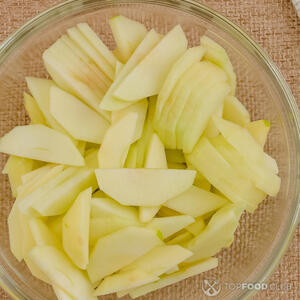 нарежьте яблоко