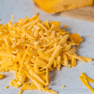 Натереть сыр Чеддер.