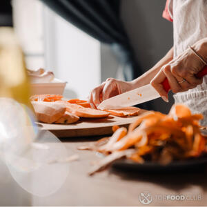 Нарежьте батат