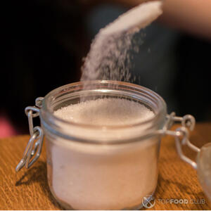 добавить сахар