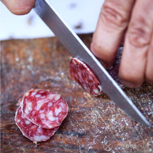 нарежьте колбасу