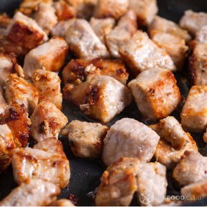 мясо на сковороде