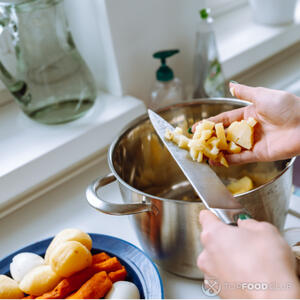 резать картофель