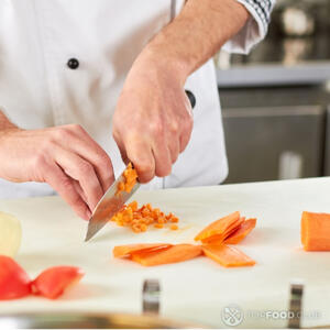 резать морковь