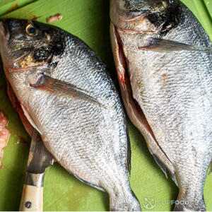 чистить рыбу