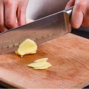 резать имбирь