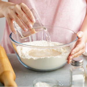 Постепенно добавляйте соленую воду в муку