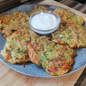 готовые Кабачковые оладьи с сыром и ветчиной