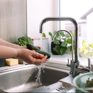 Моем огурцы