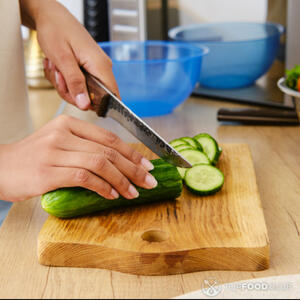 Нарезаем огурцы