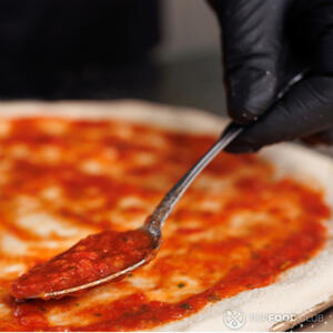 Намажьте соус