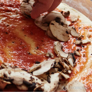 Выложите грибы на пиццу